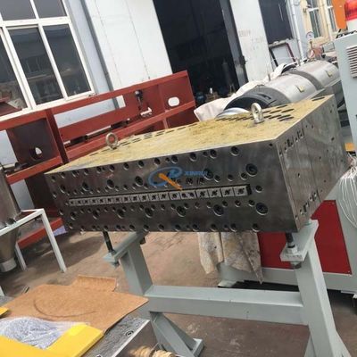Κοίλη γραμμή παραγωγής επιτροπής πορτών PVC SJSZ80 WPC